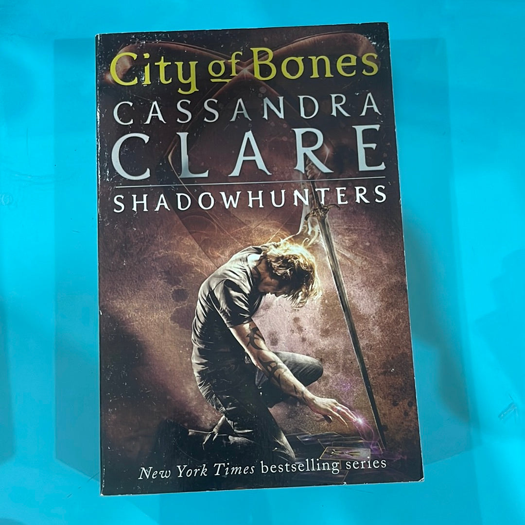 City of bones shadow hunters -Cassandra Clare