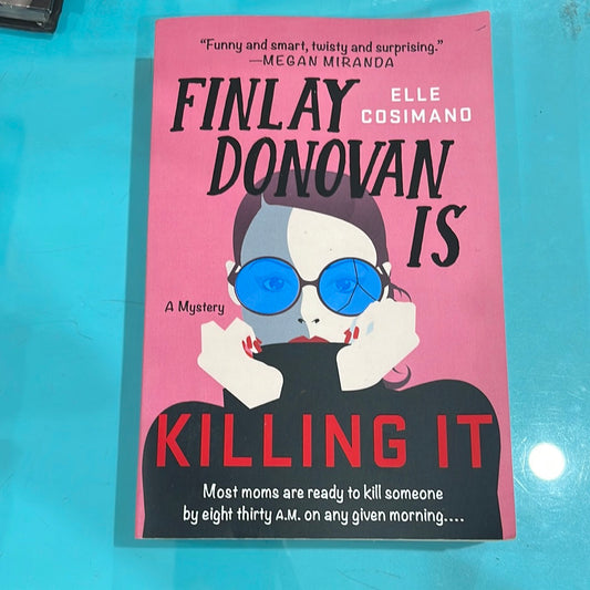 Finlay Donovan is killing it - Elle Cosimo